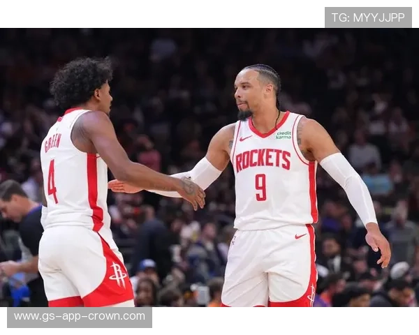 安东尼无球跑动拉开空间，高效输出改变进攻结构