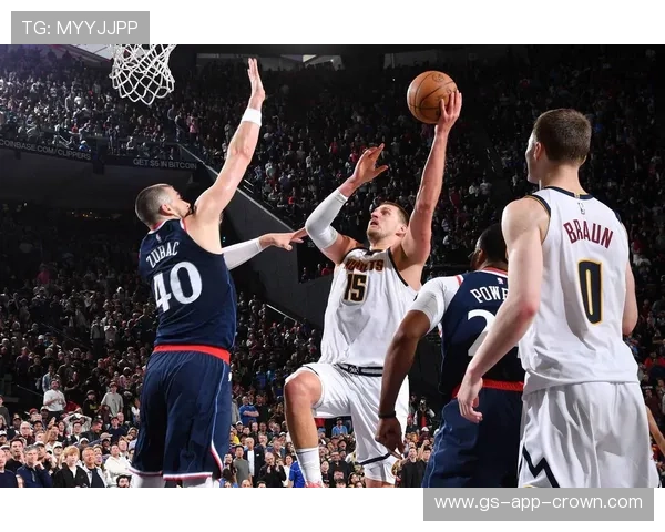 奥尼尔低位背打制造包夹，与约基奇拉开进攻空间