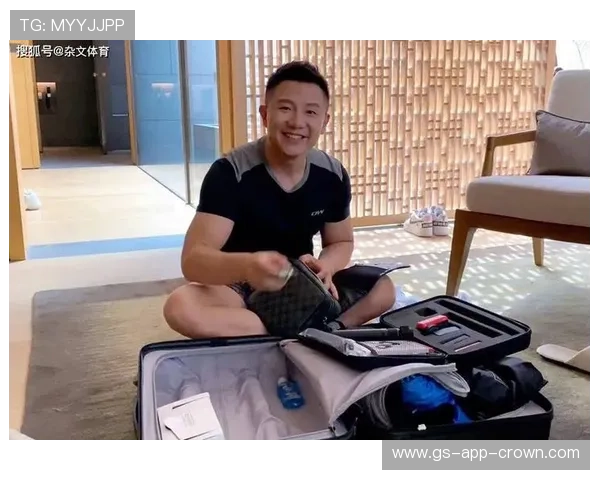 陈一冰室内狂摆弄，跟球场上判若两人，感觉他家像科幻片现场？